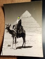 Mann mit Kopftuch auf Kamel