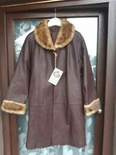 Wunderschöner Brombeer- /Bordeauxfarbener Nappa Lederkurzmantel mit Pelzbesatz