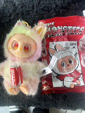 The Monster Vinyl Face Coca-Cola Figur  farbig  mit Coca cola