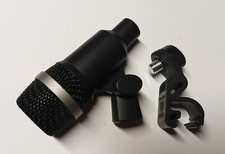AKG D40 dynamisches Mikrofon mit Klemm-Halterung