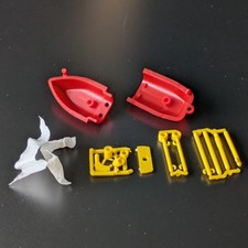 Altes Ü-Ei Segelboot von 1979, ungebaut mit Bauteilen noch am Steg