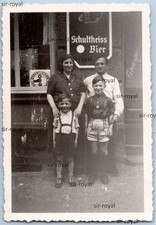 Familie vor Schultheiss Bier