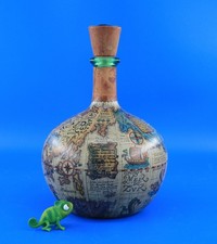 Alte Glasflasche mit Leder