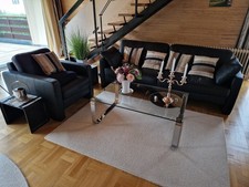 Elegante Couchgarnitur asus hochwertigem schwarzem Leder mit Glastisch