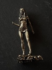 Stehende Frau aus Messing |