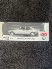 Sunstar - Silber Mercedes-Benz E320 Metal 1:18