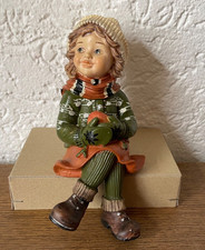 Weihnacht Figuren Winter Kinder Winterkinder älter sitzend Mädchen Apfel