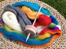 Handspindel mit Spinnwolle