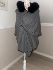 CURLING COLL.  wendbare Stola Cape mit Kapuze Pelz schwarz grau Merino Kaschmir
