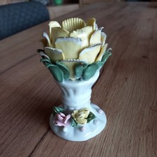 Kerzenleuchter Keramik, weiß mit gelb, verziert mit kleinen Rosen, 10 cm hoch