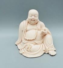 Feine Dehua Blanc-de-Chine Figur – Glücksbringender Luohan, 20. Jh. 苏杜村大师德化白瓷罗汉像