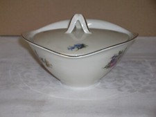 Porzellan Bonboniere dreieckig Blumendekor Marke unbekannt Ø ca. 15,5 cm.