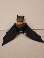 Fiesta Stofftier Fledermaus ca. 28 cm hoch und Flügel ausgebreitet 80 cm breit