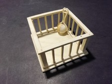 Alter weißer Laufstall aus Holz  + Rassel Puppenstube Puppenhaus