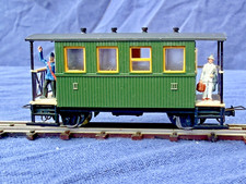 EGGER-BAHN Personenwagen grün, Figuren auf  Plattformen, kleiner Defekt, in OVP