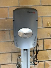 Elektrischer Garagentorantrieb mit Fernbedienung.