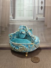 Handgefertigtes rundes Barocksofa Maßstab 1/12. Puppenhausmöbel Diorama UK