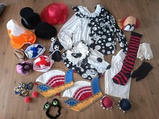 Konvolut Karnevalsartikel Hüte Bekleidung Brille...
