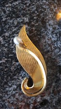 Brosche Goldfarbend mit Perle Anstecknadel Blattform