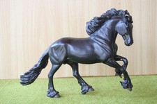 Modellpferd Resin Friese