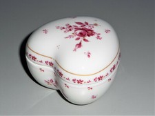 Schöne Porzellan Dose Schatulle weiß in Herzform rote Blumen Stempel Marienbad 