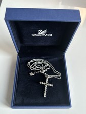 Swarovski Damen Halskette mit Kreuzanhänger die mit Kristallen besetzt ist.