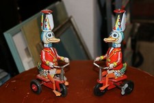 2x Altes Blechspielzeug "Ente