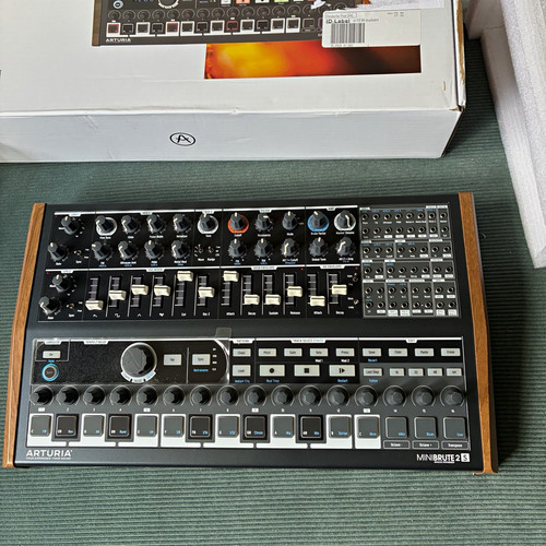 Arturia minibrute analog - arturia,