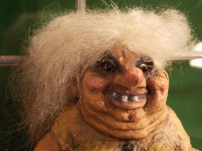 Nyform Troll Nr. 114 Trollfrau mit Schürze und Stock H 15-16 cm