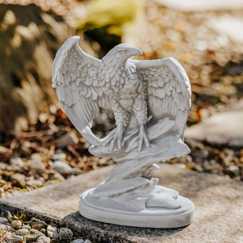 Steinfigur adler auf felsen - steinfigur,