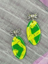 Glitzernde Statement-Ohrringe