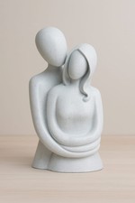 Skulptur Paar Umarmung Liebe