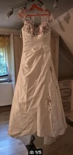 Biete hier mein Brautkleid, inklusive passenden Reifrock und Schleier.