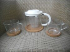 BODUM Tee-Set - Teebereiter mit Kunststoffsieb und zwei Gläser + Korkuntersätzen