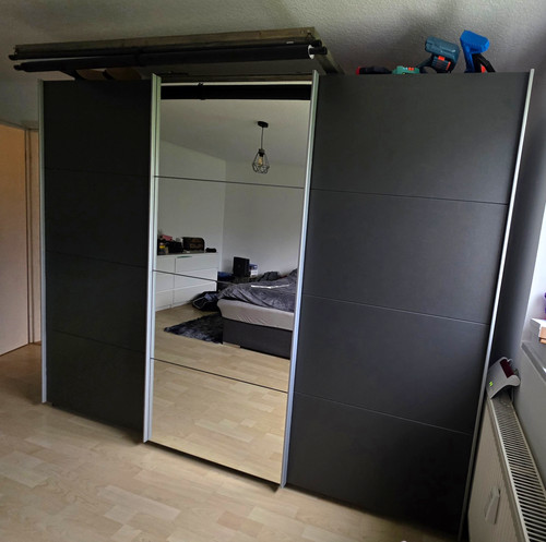 Schwebetürenschrank mit