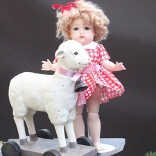 Altes Osterlamm auf Räder