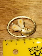 Goldbrosche mit Hirschgrandeln