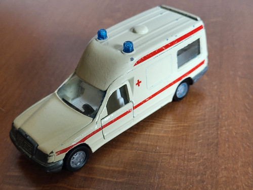 Krankenwagen modell siku 1630 - krankenwagen,