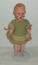 Antik alte Puppe im Gestell Kunststoff