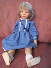 Käthe Kruse Puppe ,Mädchen im blauen Kleid mit Blumen-Haarkranz