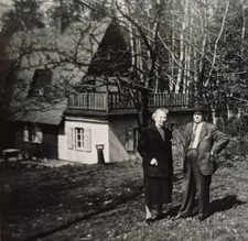 Paar steht verlegen vor ihrem