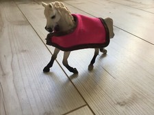 Schleich Pferd weiß mit Pferdedecke