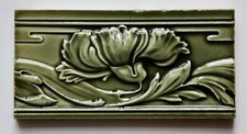 Olivgrüne Jugendstil Halbfliese, Art Nouveau Kachel, florale Bordüre, um 1900