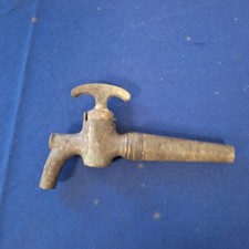 Alter Zapfhahn aus Messing um