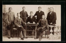 Ansichtskarte Gruppenbild am Tisch mit einem Zitherspieler 