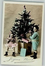 39988517 - Kinder geschmueckter Tannenbaum Spielzeug Trommel Blasinstrument