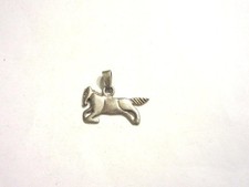 Silberanhänger springendes