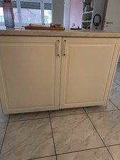 Komplette IKEA-Kücheninsel mit MethodKorpussen,Deckseiten & 2 Ingolf Hochstühlen