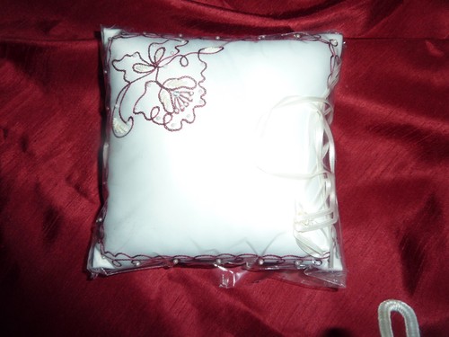 Ringkissen creme ivory rot