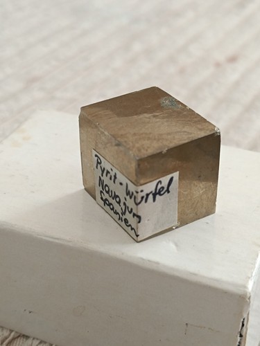Pyrit würfel aus - würfel,